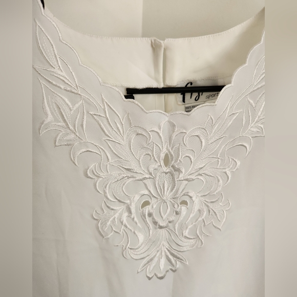 Vintage White Embroidered Blouse - Picture 2 of 5